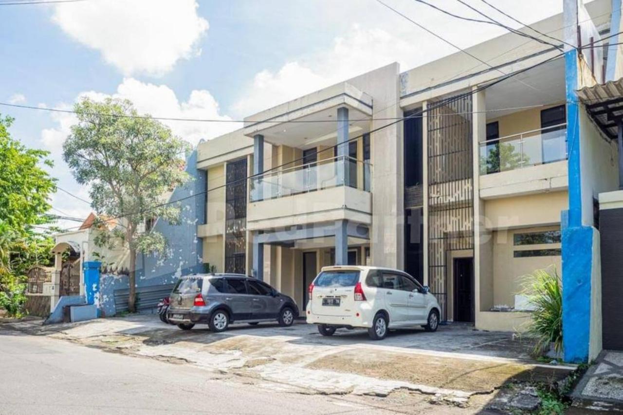 My Hommy Homestay Mitra Reddoorz Surabaya Exterior foto